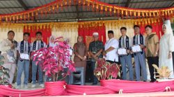 Kepala SMAN 1 Ranah Batahan Yulizar bersama tokoh pembangunan Pasaman Barat Najjar Lubis saat perpisahan siswa Kelas XII SMAN 1 Ranah Batahan, Selasa (14/04/2026).