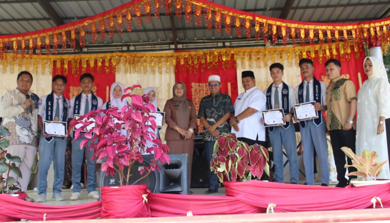 Kepala SMAN 1 Ranah Batahan Yulizar bersama tokoh pembangunan Pasaman Barat Najjar Lubis saat perpisahan siswa Kelas XII SMAN 1 Ranah Batahan, Selasa (14/04/2026).