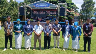 Kepala SMKN 1 Kinali Hardimentis Marwan, S.Pd., M.Pd.T bersama Kasi SMK Cabdindik Wilayah VI Ferdi, Komite dan siswa berprestasi saat kegiatan perpisahan, Rabu (21/04/2026)