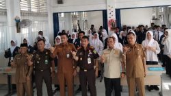 Ketua DPRD Kota Padang Murharlion ketika menghadiri kegiatan Jaksa Masuk Sekolah di SMP Negeri 13 Padang, Senin (27/04/2026).