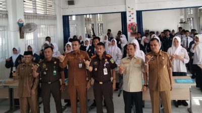 Ketua DPRD Kota Padang Murharlion ketika menghadiri kegiatan Jaksa Masuk Sekolah di SMP Negeri 13 Padang, Senin (27/04/2026).