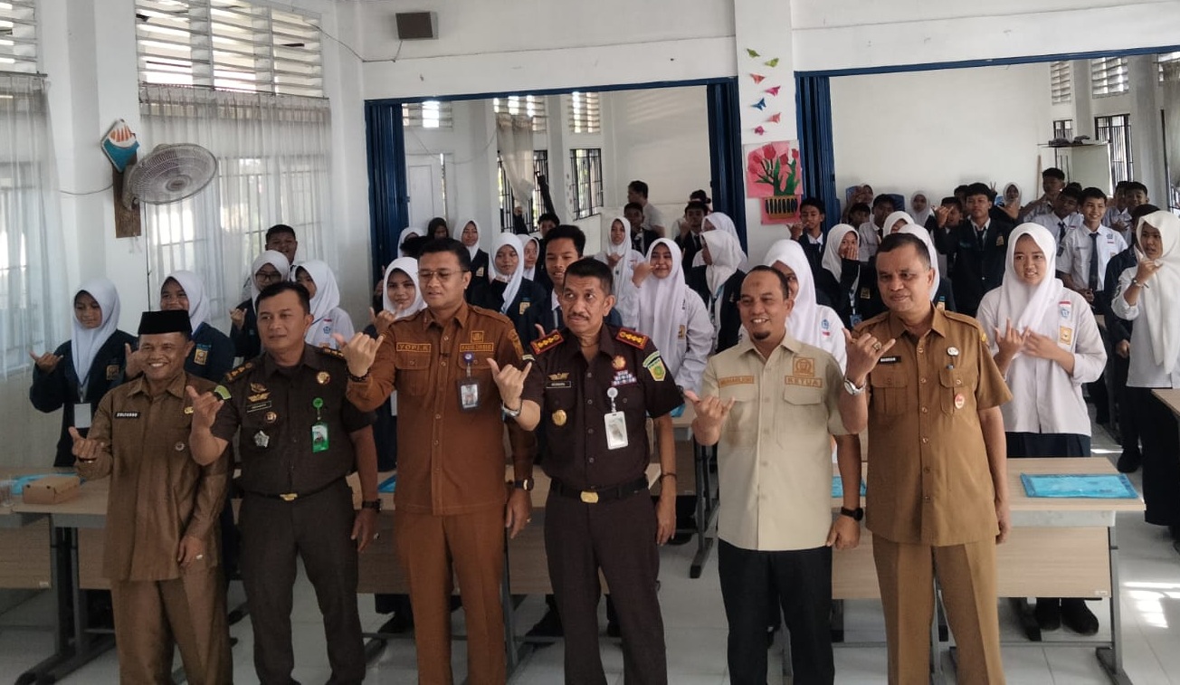 Ketua DPRD Kota Padang Murharlion ketika menghadiri kegiatan Jaksa Masuk Sekolah di SMP Negeri 13 Padang, Senin (27/04/2026).