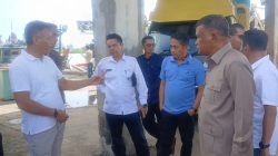 Wakil Ketua DPRD Sumbar Evi Yandri Rajo bersama Ketua Komisi II Khairudin Simanjuntak, Asisten III dan Kepala UPTD Pelabuhan II Wilayah Sasak  Yofrianto saat mengunjungi Pelabuhan Sasak, Kamis (16/04/2026).