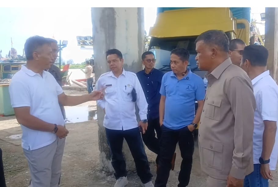 Wakil Ketua DPRD Sumbar Evi Yandri Rajo bersama Ketua Komisi II Khairudin Simanjuntak, Asisten III dan Kepala UPTD Pelabuhan II Wilayah Sasak  Yofrianto saat mengunjungi Pelabuhan Sasak, Kamis (16/04/2026).