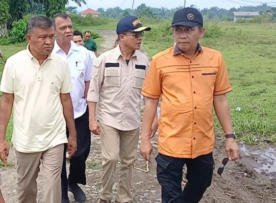 Wakil Ketua DPRD Sumbar Evi Yandri Rajo Budiman bersama Ketua Komisi II DPRD Sumbar Khairudin Simanjuntak dan Asisten III Setdaprov saat mengunjungi UPTD Ternak Ruminansia Air Runding, Kecamatan Koto Balingka, Rabu (15/04/2026).  