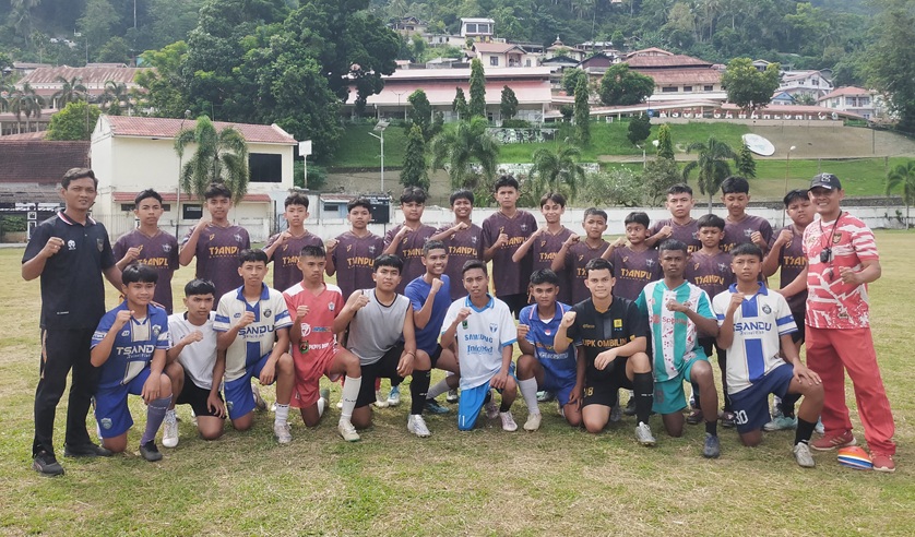 Persiapan turnamen bola kaki Tingkat SLTP dan SLTA se Sumatera Barat, MTsN 2 dan SMK 2 Sawahlunto dilatih Coach Meko Suhendro.