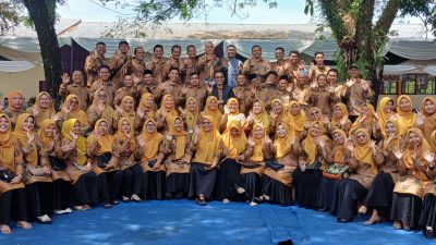 Kepala Sekolah bersama majelis Guru SMKN 1 Lembah Melintang usai kegiatan perpisahan siswa Kelas XII Angkatan 2025/2026, Kamis (30/04/2026).