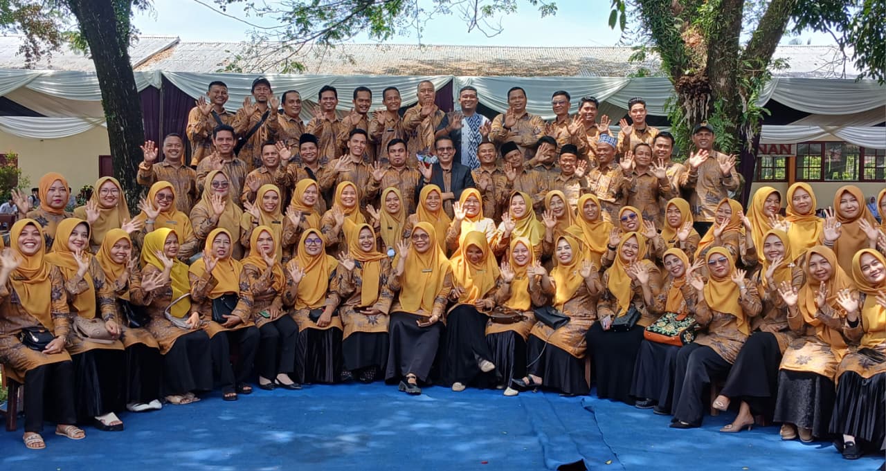 Kepala Sekolah bersama majelis Guru SMKN 1 Lembah Melintang usai kegiatan perpisahan siswa Kelas XII Angkatan 2025/2026, Kamis (30/04/2026).