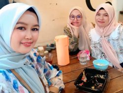 Okta Melina bersama sahabat saat makan siang di Kopi Om Ben_to