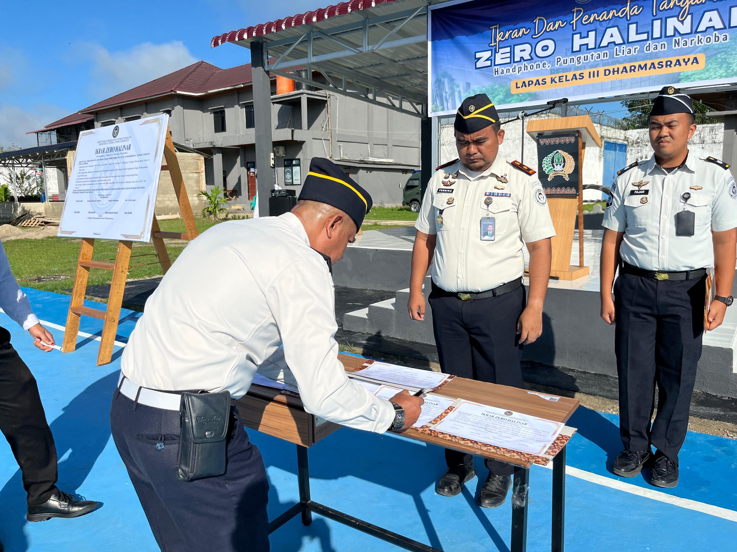 Penandatanganan komitmen bersama pegawai Lapas Kelas III Dharmasraya, Rabu (21/04/2026)