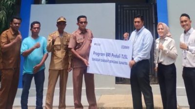 Penyerahan Program TJSL BRI oleh Pinca BRI Cabang Simpang Empat Pudji Djoko Triyono kepada Wali Nagari Sasak Noferi Prima, Rabu (21/04/2026) 