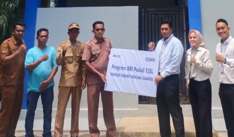 Penyerahan Program TJSL BRI oleh Pinca BRI Cabang Simpang Empat Pudji Djoko Triyono kepada Wali Nagari Sasak Noferi Prima, Rabu (21/04/2026) 