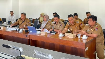 Rapat pembahasan Ranperda Penguatan Lembaga Adat bersama unsur Pemerintah Kota Padang dan para camat.