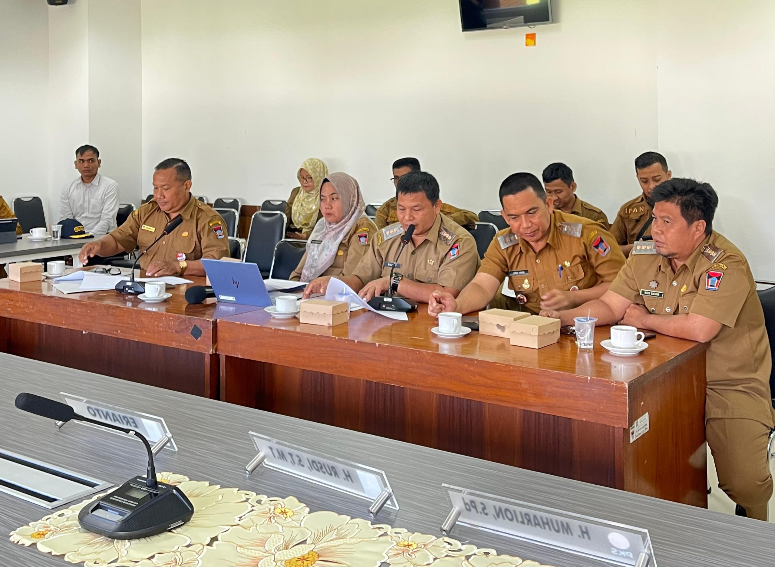 Rapat pembahasan Ranperda Penguatan Lembaga Adat bersama unsur Pemerintah Kota Padang dan para camat.