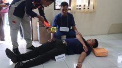 Petugas sedang melaksanakan rekonstruksi pembunuhan terhadap pensiunan ASN dengan memperagakan 36 adegan pembunuhan, Senin (23/04/2026).