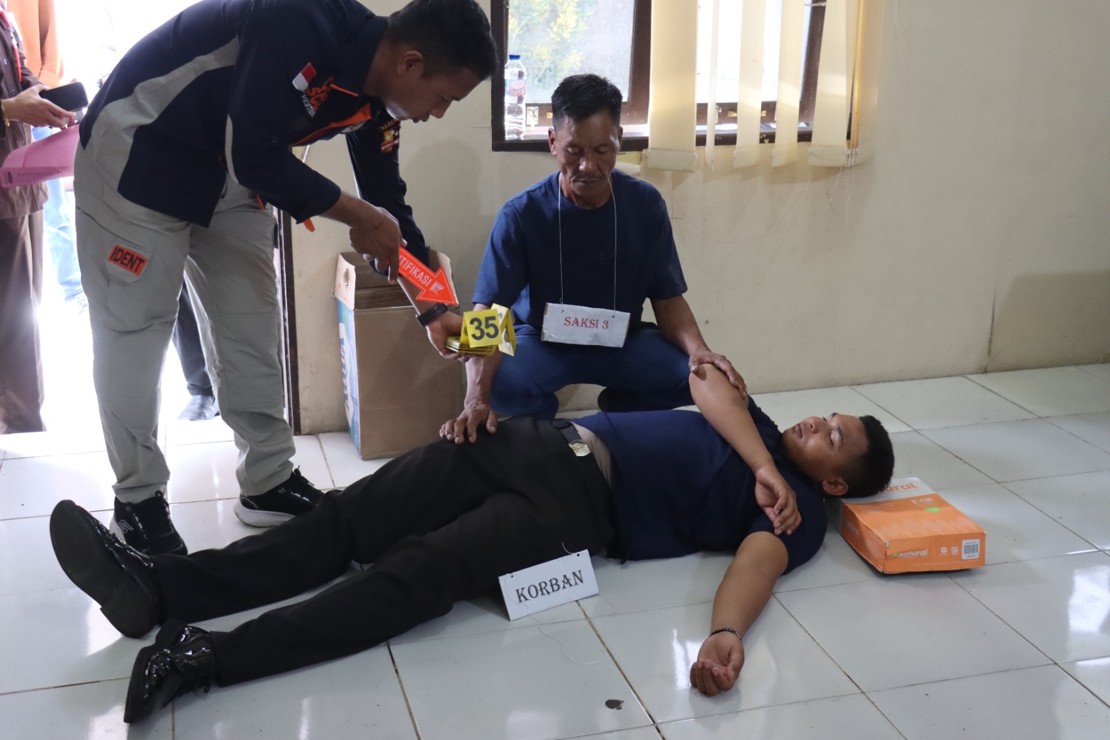 Petugas sedang melaksanakan rekonstruksi pembunuhan terhadap pensiunan ASN dengan memperagakan 36 adegan pembunuhan, Senin (23/04/2026).