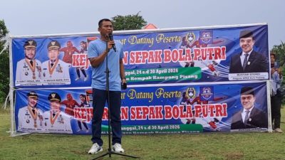 Anggota DPRD Kota Padang Rustam Effendi saat pembukaan Turnamen Sepak Bola Putri.