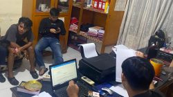 Proses pelaporan yang dilakukan salah satu pihak pelaku kekerasan di jalan raya di Polsek Pangkalan, Limapuluh Kota.