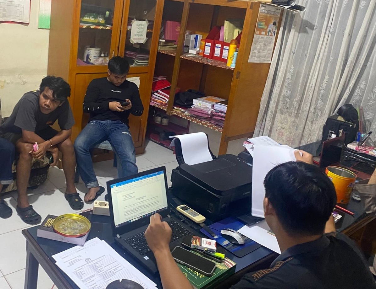 Proses pelaporan yang dilakukan salah satu pihak pelaku kekerasan di jalan raya di Polsek Pangkalan, Limapuluh Kota.