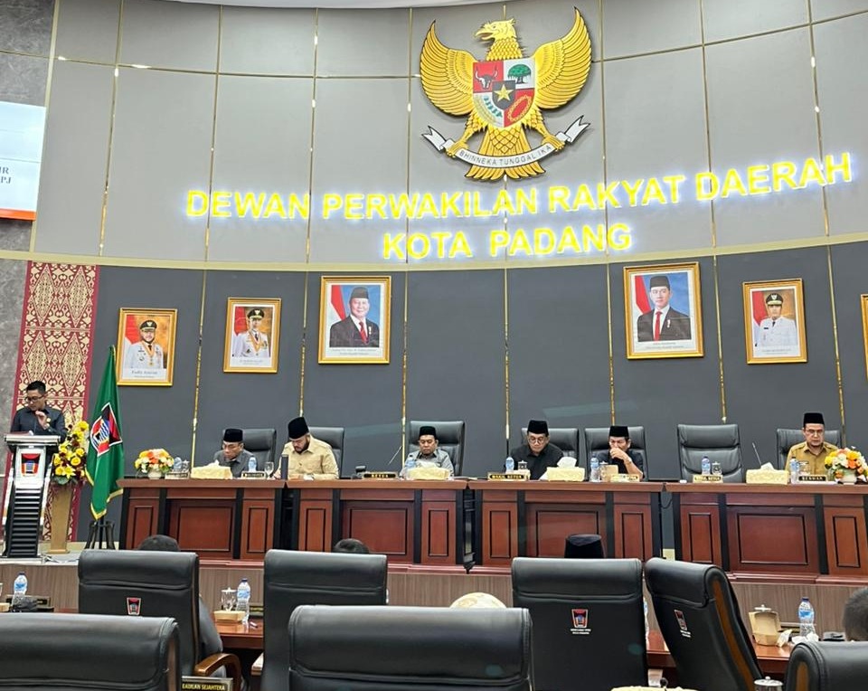 Suasana Sidang Paripurna DPRD Kota Padang dalam pembahasan LKPJ Wali Kota Padang Tahun 2025