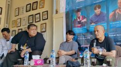 Sutradara Teater Dr. Sulaiman Juned, M.Sn bersama Muhammad Subhan dan Pimpinan Pimpinan Rumah Baca Marenda, Dr. Amar Salahuddin, M.Pd saat kegiatan Lapau Literasi Sastra di Rumah Baca Marenda, Dharmasraya, Minggu (19/04/2026) 