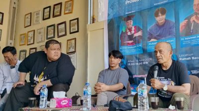 Sutradara Teater Dr. Sulaiman Juned, M.Sn bersama Muhammad Subhan dan Pimpinan Pimpinan Rumah Baca Marenda, Dr. Amar Salahuddin, M.Pd saat kegiatan Lapau Literasi Sastra di Rumah Baca Marenda, Dharmasraya, Minggu (19/04/2026) 