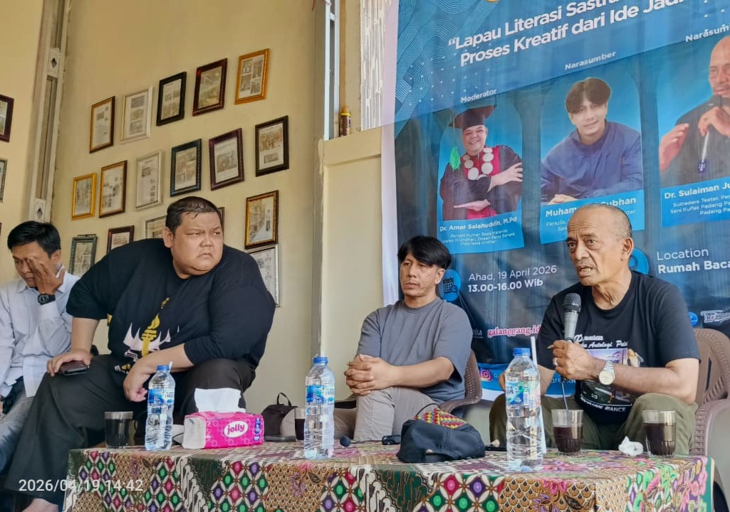 Sutradara Teater Dr. Sulaiman Juned, M.Sn bersama Muhammad Subhan dan Pimpinan Pimpinan Rumah Baca Marenda, Dr. Amar Salahuddin, M.Pd saat kegiatan Lapau Literasi Sastra di Rumah Baca Marenda, Dharmasraya, Minggu (19/04/2026) 