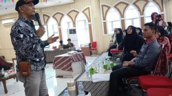 Sastrawan Sulaiman Juned saat Workshop Kreativitas Sastra yang digelar Program Studi Pendidikan Bahasa dan Sastra Indonesia, FKIP Universitas Jambi (Unja), Selasa (14/04/2026).