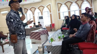 Sastrawan Sulaiman Juned saat Workshop Kreativitas Sastra yang digelar Program Studi Pendidikan Bahasa dan Sastra Indonesia, FKIP Universitas Jambi (Unja), Selasa (14/04/2026).