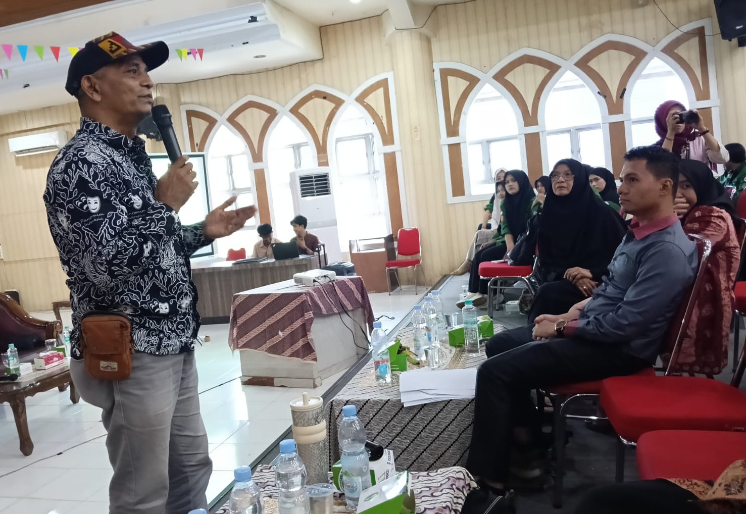 Sastrawan Sulaiman Juned saat Workshop Kreativitas Sastra yang digelar Program Studi Pendidikan Bahasa dan Sastra Indonesia, FKIP Universitas Jambi (Unja), Selasa (14/04/2026).