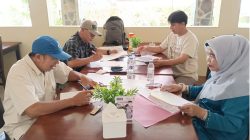 Tiga dewan juri lomba menulis Esai Nasional 2026 yang dilaksanakan Dinas Perpustakaan dan Kearsipan Provinsi Sumatera Barat, tengah melakukan verifikasi penilaian untuk menentukan juara.