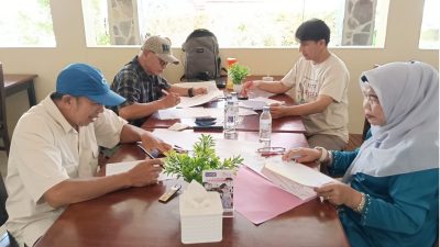 Tiga dewan juri lomba menulis Esai Nasional 2026 yang dilaksanakan Dinas Perpustakaan dan Kearsipan Provinsi Sumatera Barat, tengah melakukan verifikasi penilaian untuk menentukan juara.