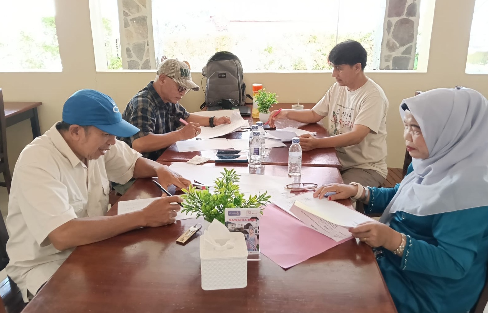 Tiga dewan juri lomba menulis Esai Nasional 2026 yang dilaksanakan Dinas Perpustakaan dan Kearsipan Provinsi Sumatera Barat, tengah melakukan verifikasi penilaian untuk menentukan juara.