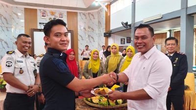 Wakil Ketua DPRD Kota Padangpanjang Mardiansyah, S.Kom saat menyerahkan tumpeng peringatan HBP ke 62 kepada pegawai Rutan Kelas IIB Padangpanjang, Senin (27/04/2026).