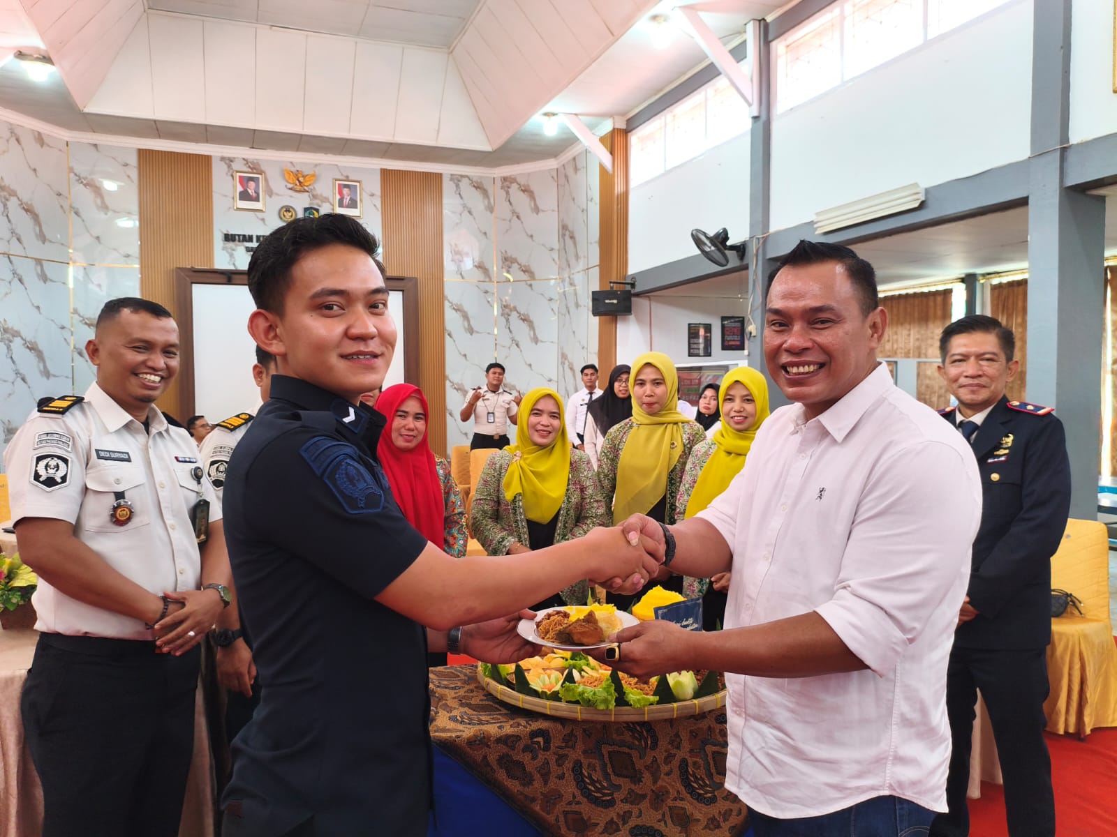 Wakil Ketua DPRD Kota Padangpanjang Mardiansyah, S.Kom saat menyerahkan tumpeng peringatan HBP ke 62 kepada pegawai Rutan Kelas IIB Padangpanjang, Senin (27/04/2026).