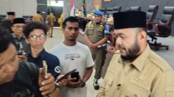 Wali Kota Padang Fadly Amran saat memberikan keterangan kepada wartawan usai Rapat Paripurna DPRD.