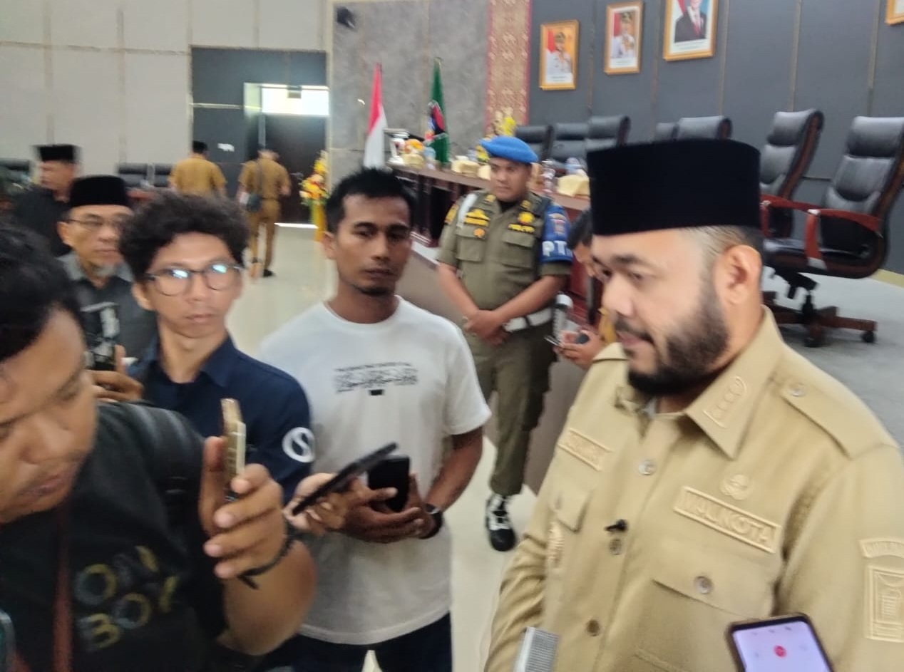 Wali Kota Padang Fadly Amran saat memberikan keterangan kepada wartawan usai Rapat Paripurna DPRD.