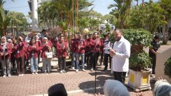 Wali Kota Padang Fadly Amran saat melepas 312 mahasiswa Universitas Ekasakti–Akademi Akuntansi Indonesia sebagai Tim Verifikator Lapangan dalam ajang Padang Rancak Award 2026, Rabu (22/04/2026).