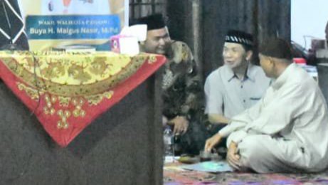 Anggota DPRD Kota Padang Yusri Latif, saat menghadiri Halalbihalal 1447 Hijriah di pelataran Masjid Istiqlal Binuang, Kelurahan Binuang Kampung Dalam, Kecamatan Pauh, Selasa (07/4/2026) malam