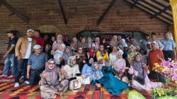 Alumni SMP Negeri 1 Padangpanjang Angkatan 84 saat melaksanakan Halalbihalan di Rumah Bule, Sabtu (28/03/2026).