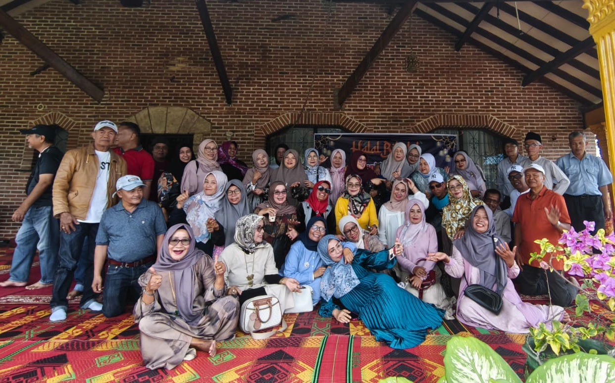 Alumni SMP Negeri 1 Padangpanjang Angkatan 84 saat melaksanakan Halalbihalan di Rumah Bule, Sabtu (28/03/2026).