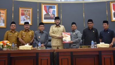 Ketua DPRD Padang Muharlion bersama Wakil Ketua DPRD dan Walikota Padang Fadly Amran menyerahkan Pandangan Umum Fraksi DPRD terhadap LKPJ Wali Kota Padang Tahun 2025