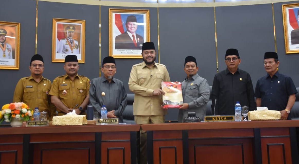 Ketua DPRD Padang Muharlion bersama Wakil Ketua DPRD dan Walikota Padang Fadly Amran menyerahkan Pandangan Umum Fraksi DPRD terhadap LKPJ Wali Kota Padang Tahun 2025
