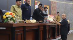 Ketua Pansus I DPRD Padang Faisal Nasir memberikan laporan pansus I kepada wakil Ketua DPRD Padang Mastilizal Aye
