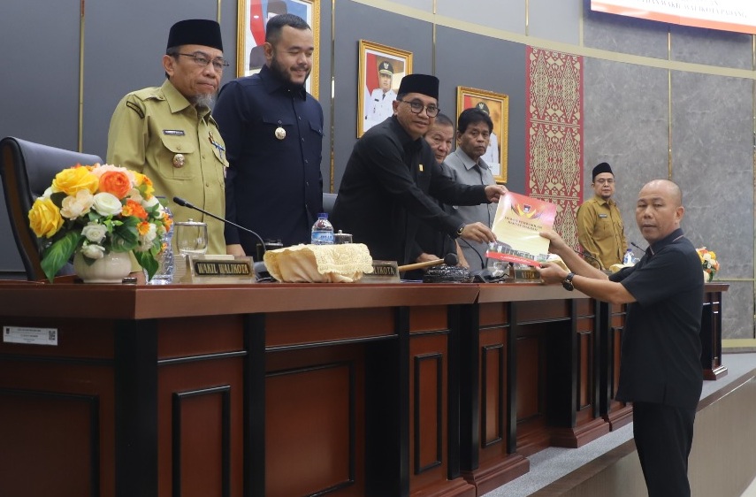 Ketua Pansus I DPRD Padang Faisal Nasir memberikan laporan pansus I kepada wakil Ketua DPRD Padang Mastilizal Aye