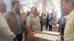 Kepala BGN Dadan Hindayana berdialog dengan UMKM pemasok tahu untuk MBG di Sumbar, Rau (22/04/2026).