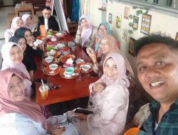 Ketua TP-PKK Kota Padangpanjang Ny. Maria Feronika bersama rombongan saat makan siang di Kopi Om Ben_to