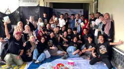 Pengurus dan undangan peringatan HUT Komunitas Kuflet Padangpanjang foto bersama usai kegiatan.