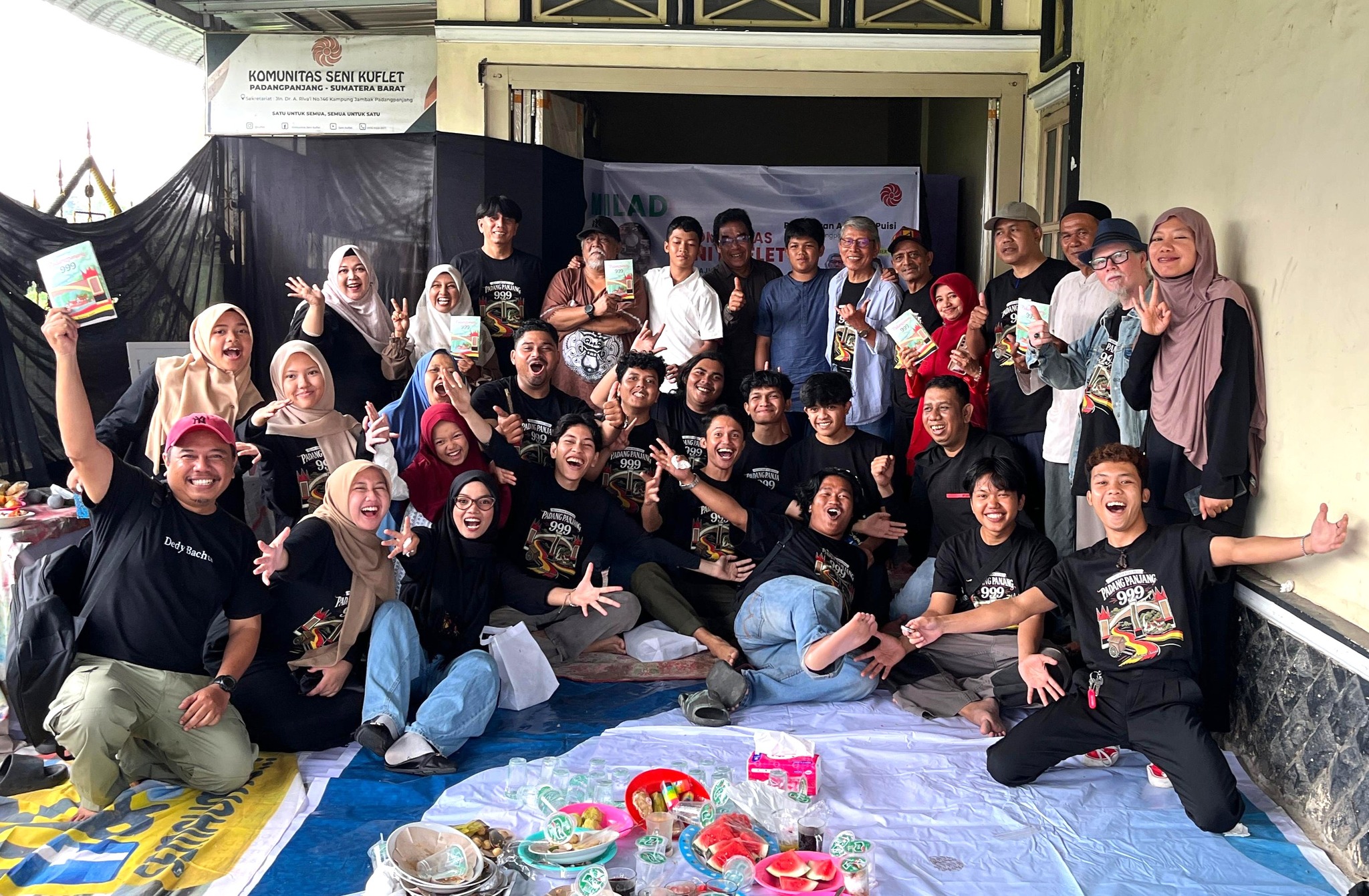 Pengurus dan undangan peringatan HUT Komunitas Kuflet Padangpanjang foto bersama usai kegiatan.