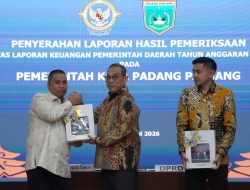 Wali Kota Padangpanjang Hendri Arnis ketika menerima LHP dari Kepala BPK Perwakilan Sumbar Sudarminto Eko Putra.